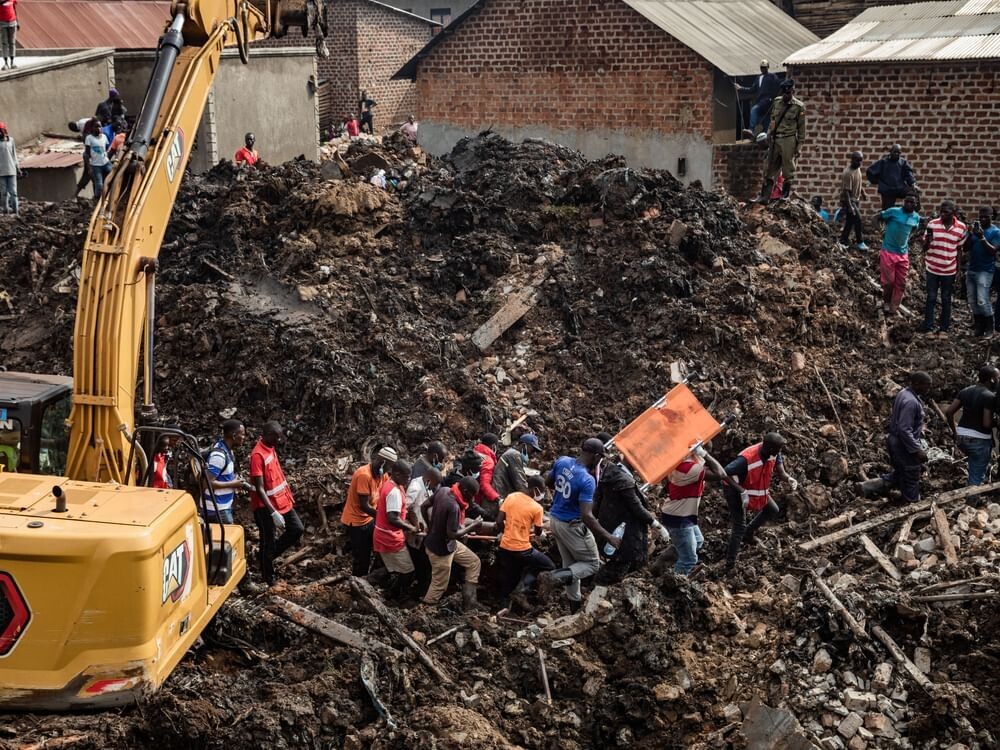 Увеличение числа жертв обрушения горы отходов в Кампале