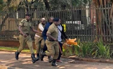 Полиция арестовала 104 протестующих в Кампале